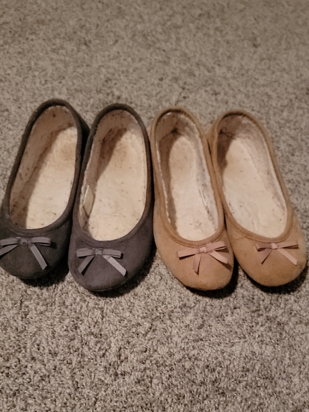 Pair of Bow Ballet Flat Slippers in Gray and Tan Sz M (7-8)